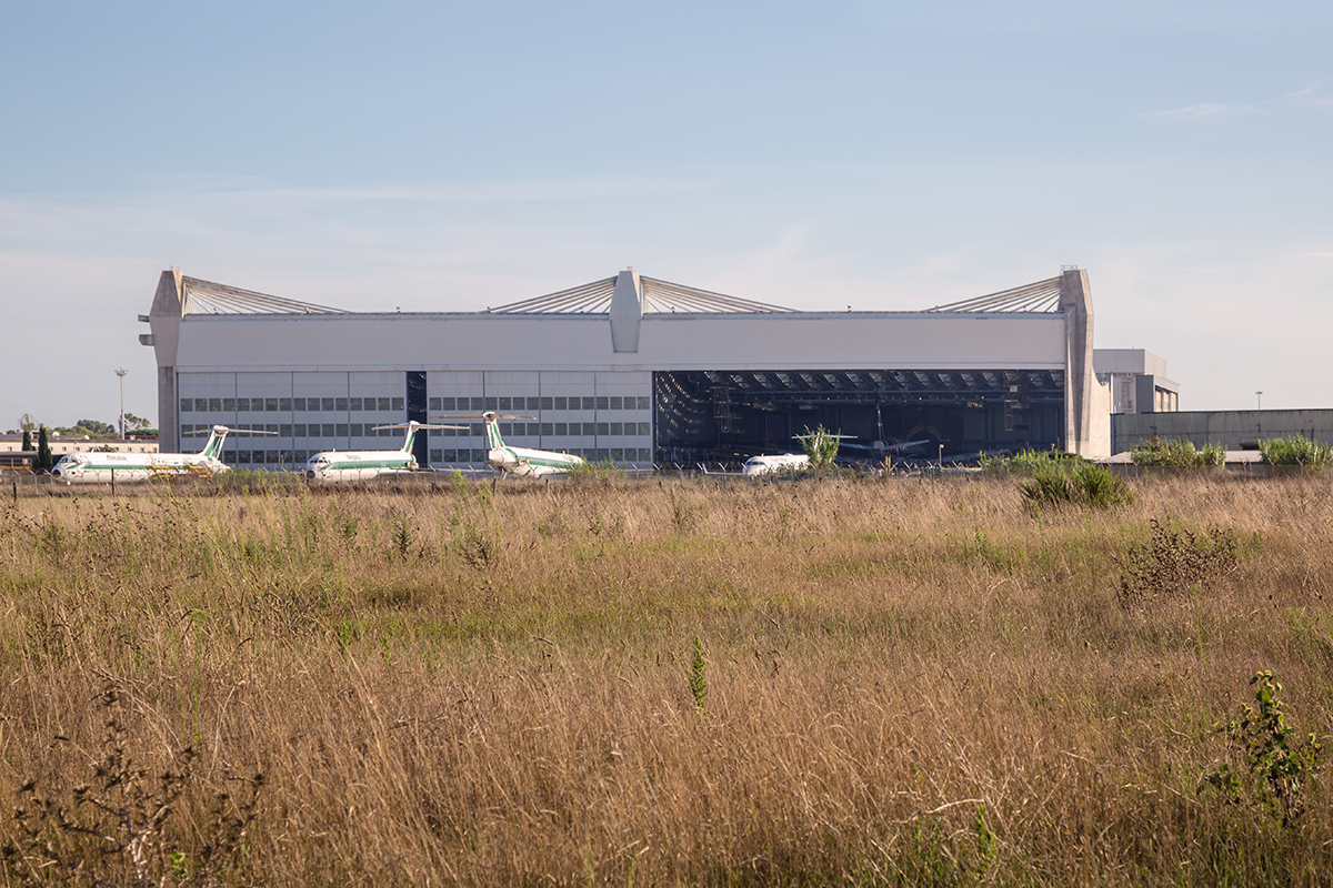 Boeing-747-Hangar am Flughafen Rom-Fiumicino (1968–1970): Die fächerartige Aufhängung entspricht der Verräumlichung des Prinzips der Schrägseilbrücke.