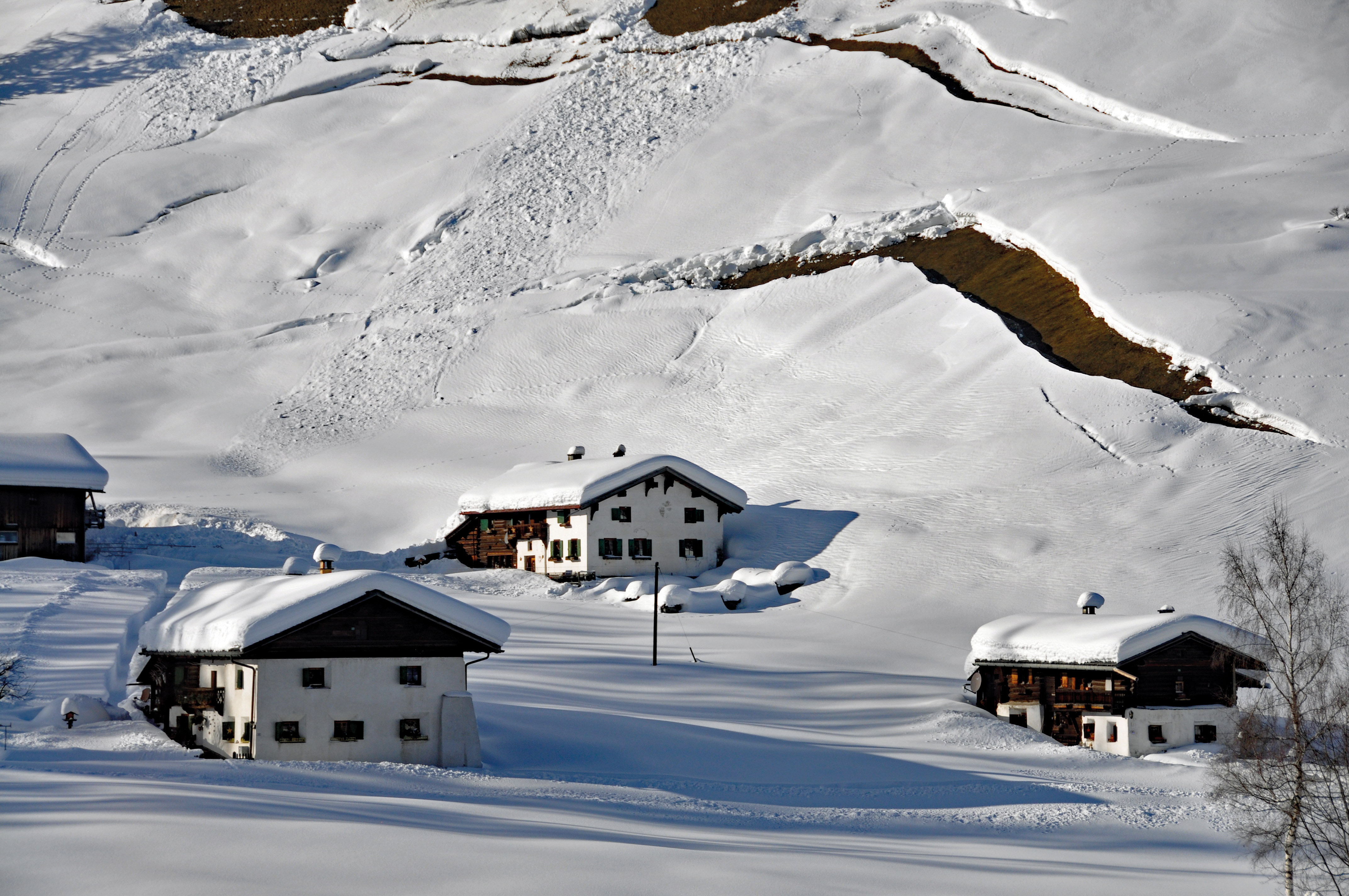 Frauenkirch, Davos, 16 janvier 2019 : des mesures de protection – affectation appropriée des locaux, disposition adéquate des ouvertures et des voies d’accès, murs extérieurs renforcés ou coins paravalanches – assurent la sécurité nécessaire.