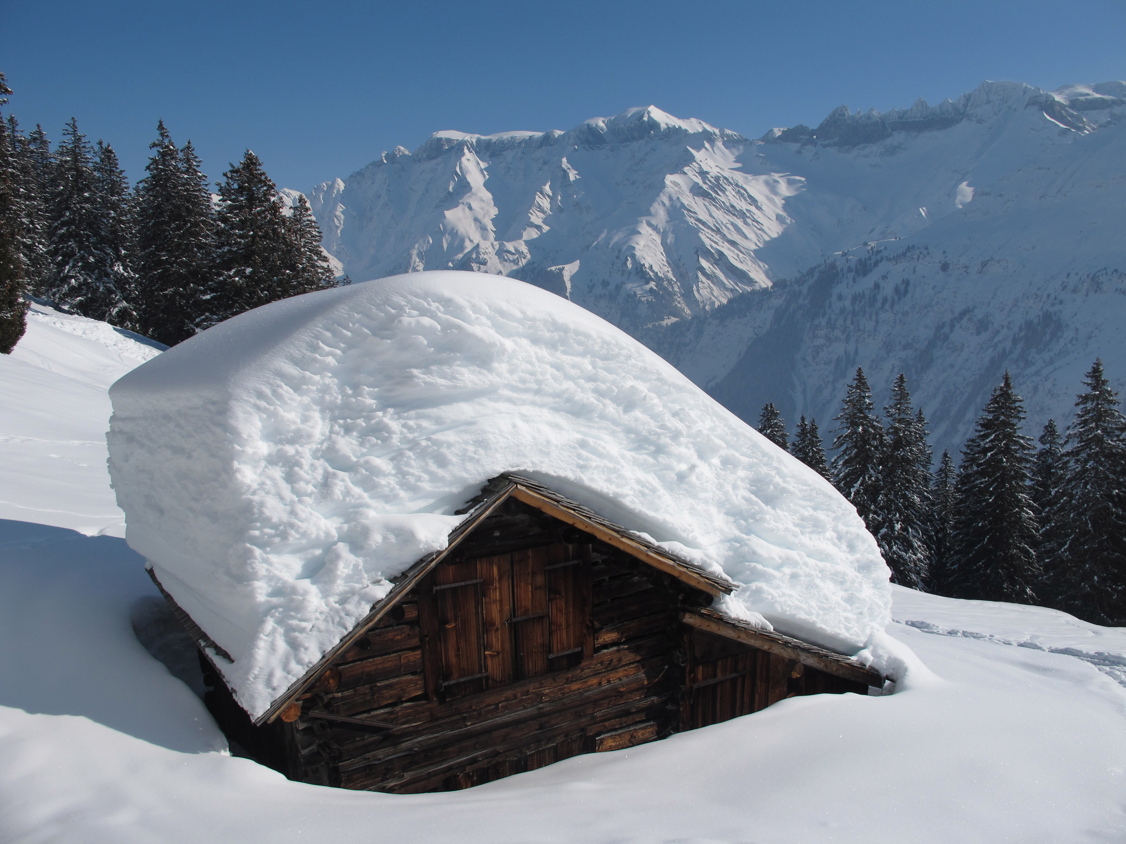 La forme de la toiture détermine l’accumulation ou la chute du manteau neigeux qui le recouvre.