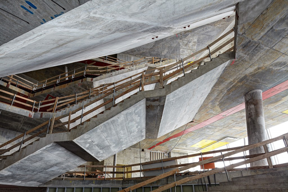 Auslobung 2017, Sieger in der Kategorie Hochbau: Elbphilharmonie Hamburg. Die Schnetzer Puskas Ingenieure entwickelten eine Tragstruktur, welche die Raumvorstellungen der Architekten sowie die akustischen Vorgaben an die Konzertsäle in Einklang brachte. Der grosse Konzertsaal wurde mit Federn von der ihn umgebenden Struktur abgekoppelt.
