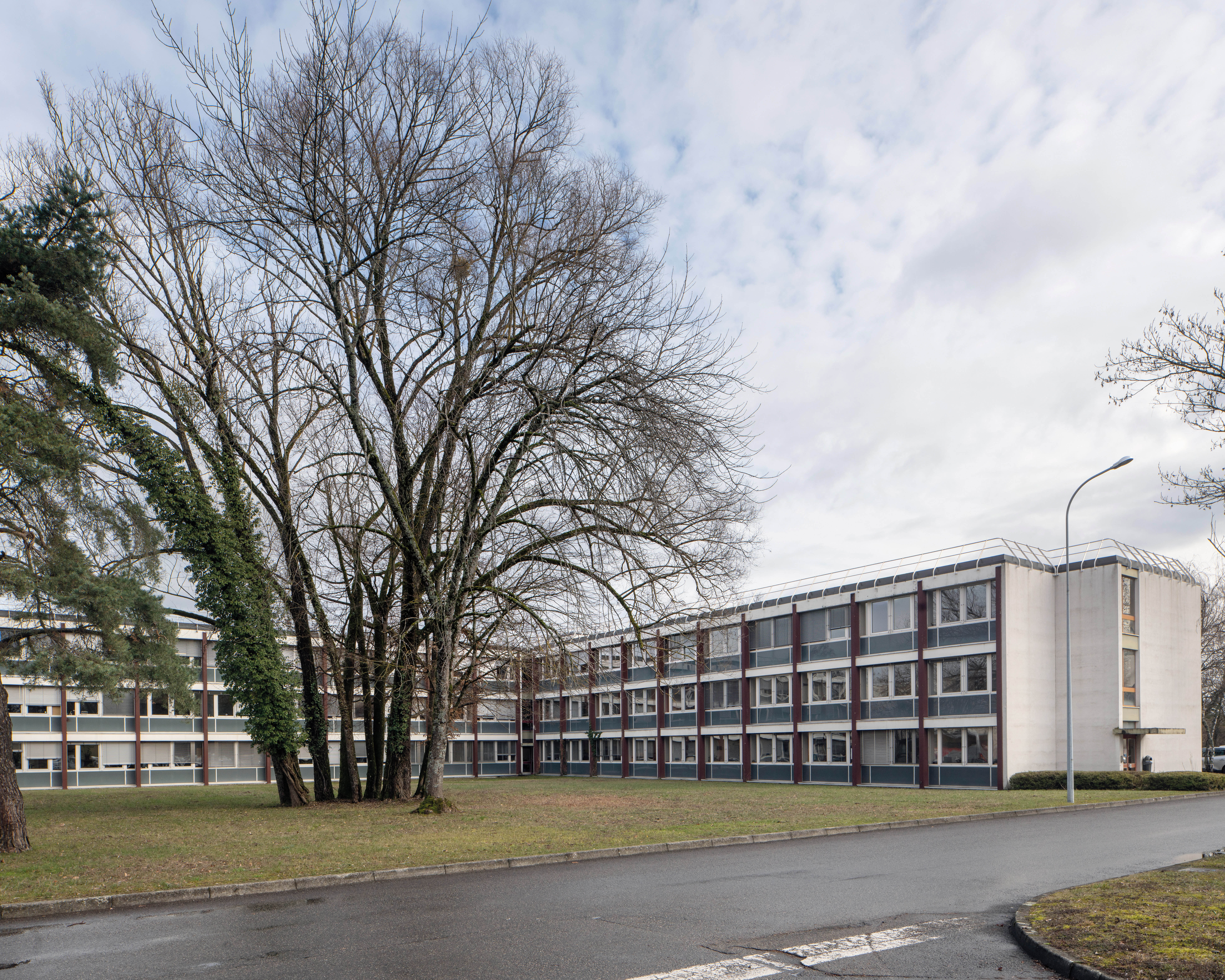 CERN, site de Prévessin : bâtiment en forme de + imaginé par le physicien John Adams