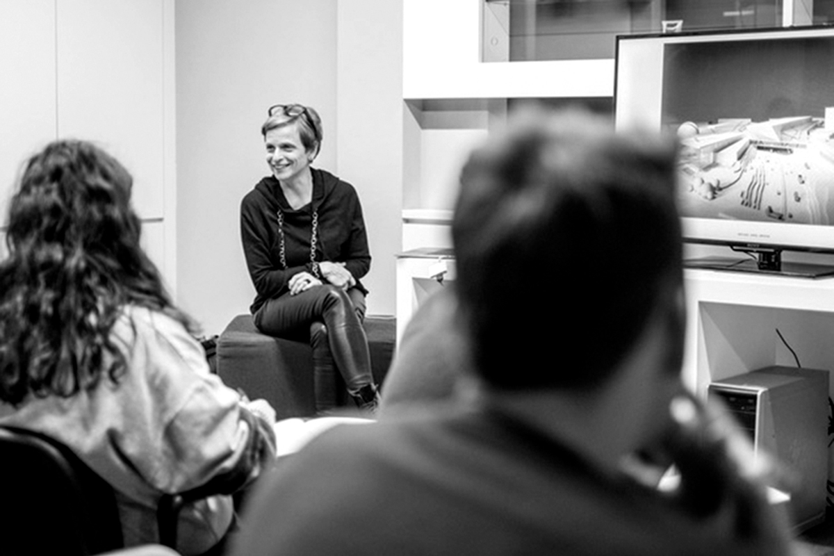 Prof. Barbara Holzer: Nach dem Diplom an der ETH Zürich als freie Archi­tektin in Berlin tätig, unter anderem für das Studio Daniel Libeskind. 2004 gemeinsam mit Tristan Kobler Gründung von Holzer Kobler Archi­tekturen in Zürich; ab 2012 auch in Berlin. Barbara Holzer lehrt an der Peter Behrens School of Arts in Düsseldorf.