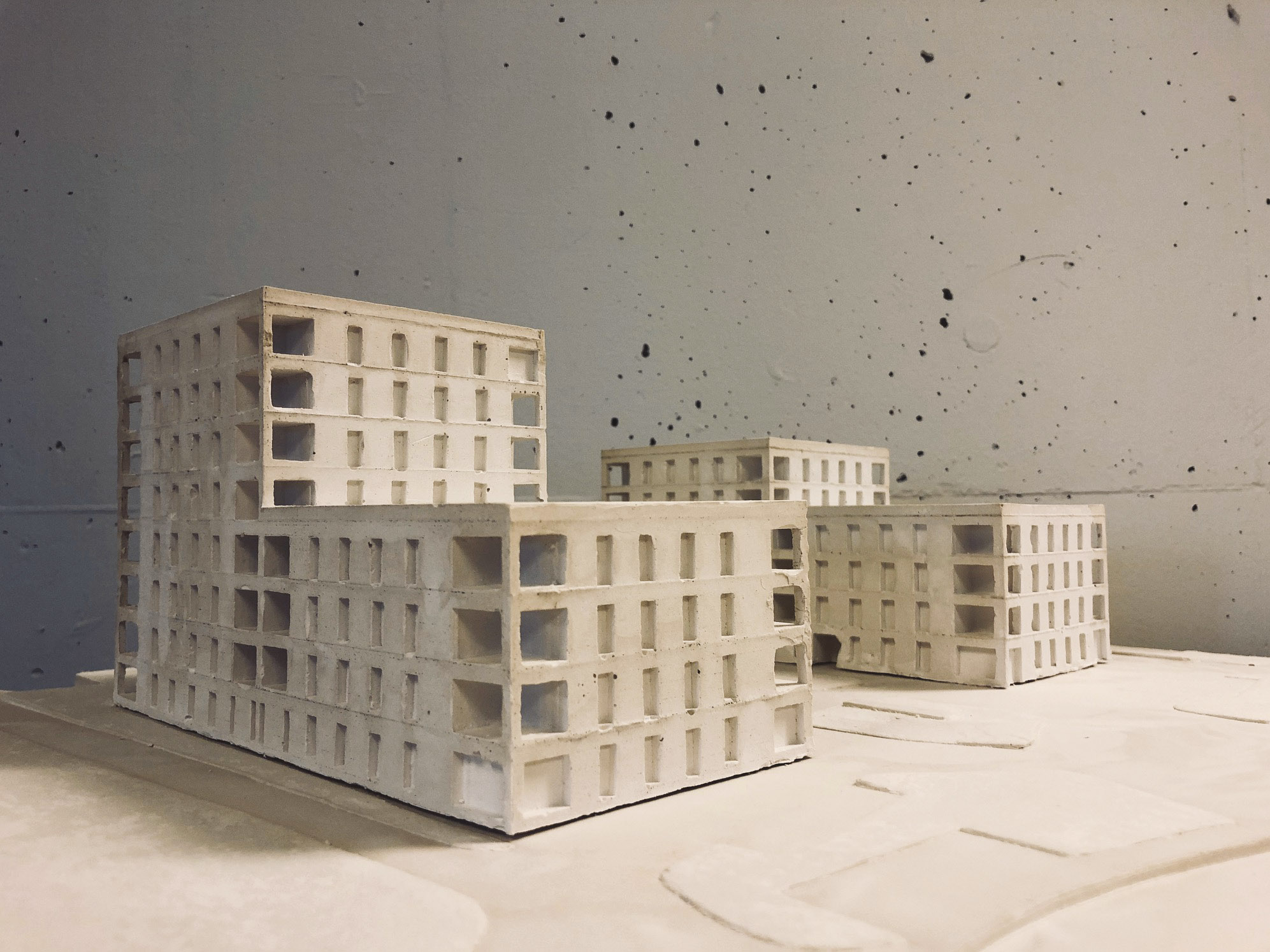 Maquette en plâtre des quatre immeubles de logements dans le nouveau quartier des Sciers à Plan-les-Ouates (GE). Le dispositif constructif en pierre massive a été affirmé dès le concours.