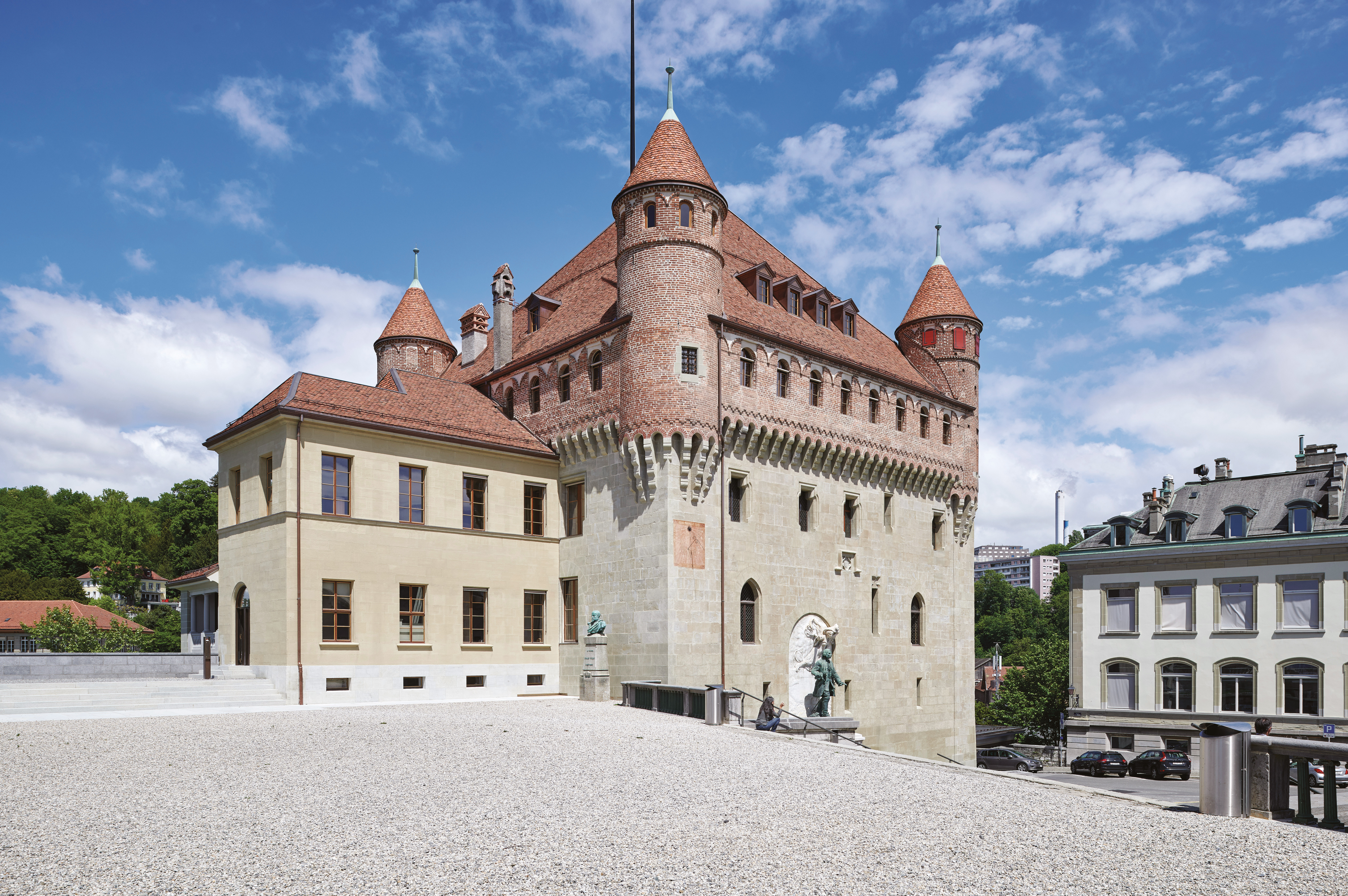 Le château Saint-Maire vu depuis l’esplanade de la Cité. La façade sud, déjà restaurée il y a un peu plus d’un siècle, présente des percements datant de différentes époques.