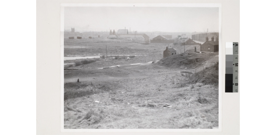 Cedric Price, Potteries Thinkbelt, North Staffordshire, England, 1966 : croquis perspectif sur photographie du site (Fonds Cedric Price, Collection Centre Canadien d’Architecture, Montréal)