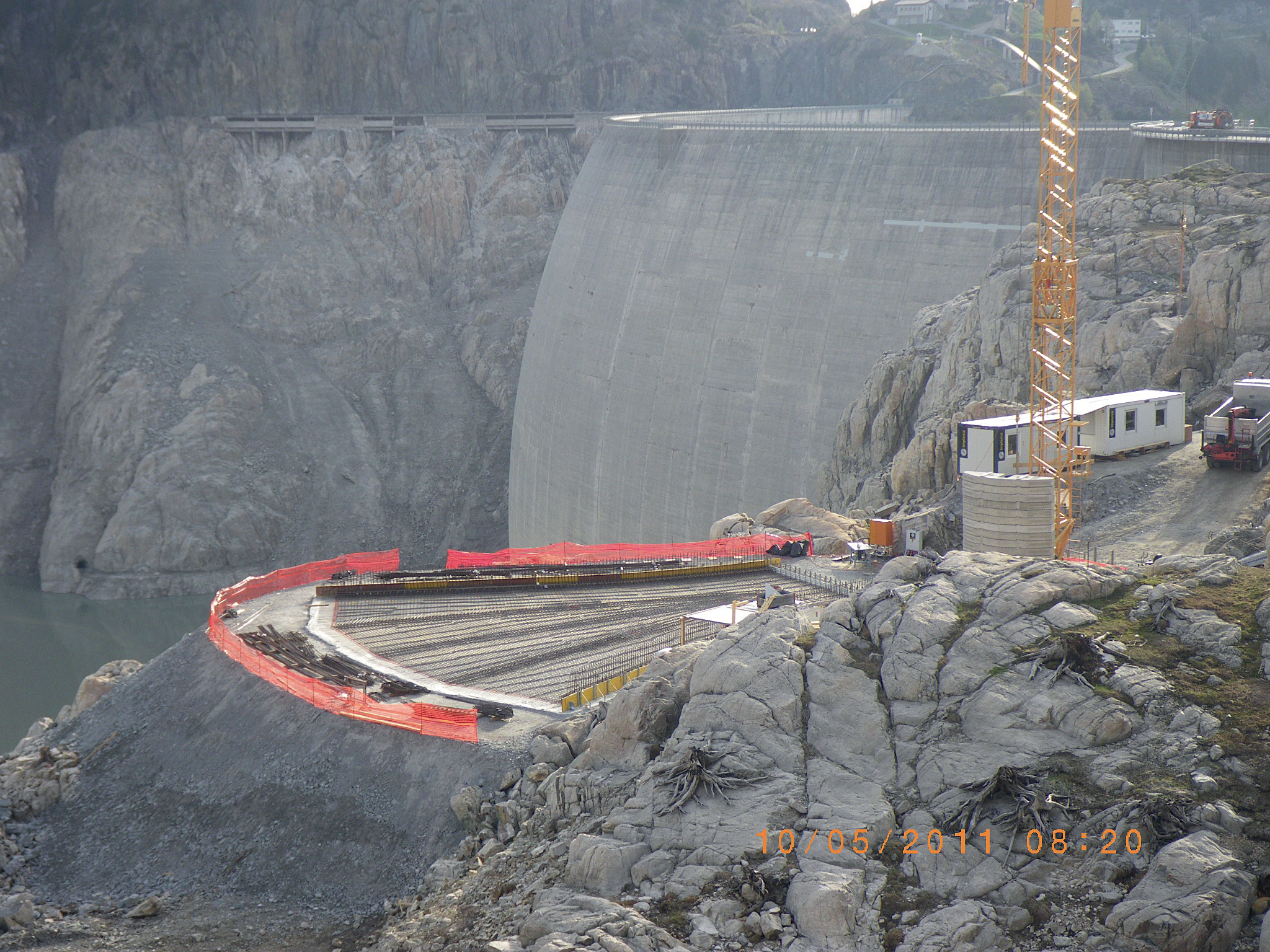 La plateforme de construction en remblai pour les prises d’eau avec l’armature du radier .