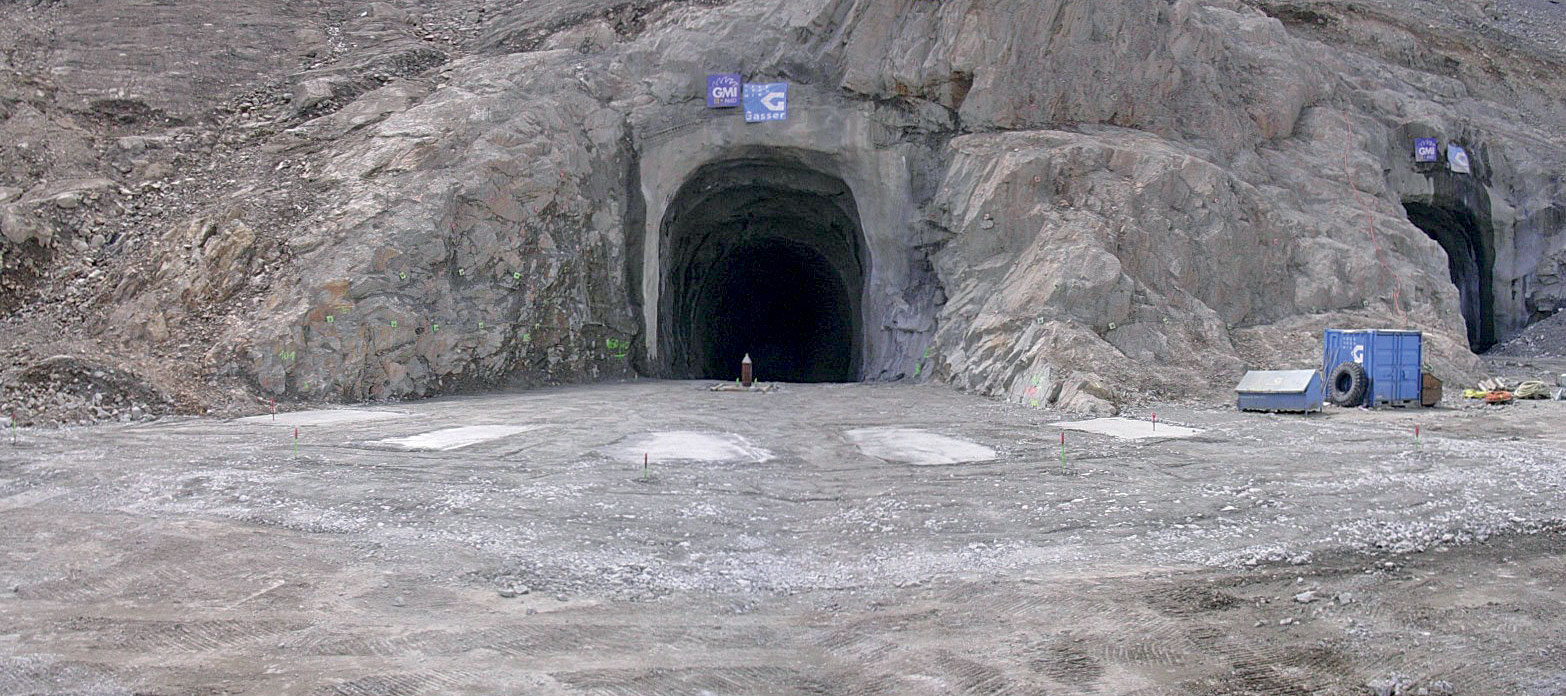 Cinq blocs de béton positionnés sous l’extrémité avant des murs de la prise d’eau, pour éviter des tassements différentiels. L’arrière repose sur du rocher .