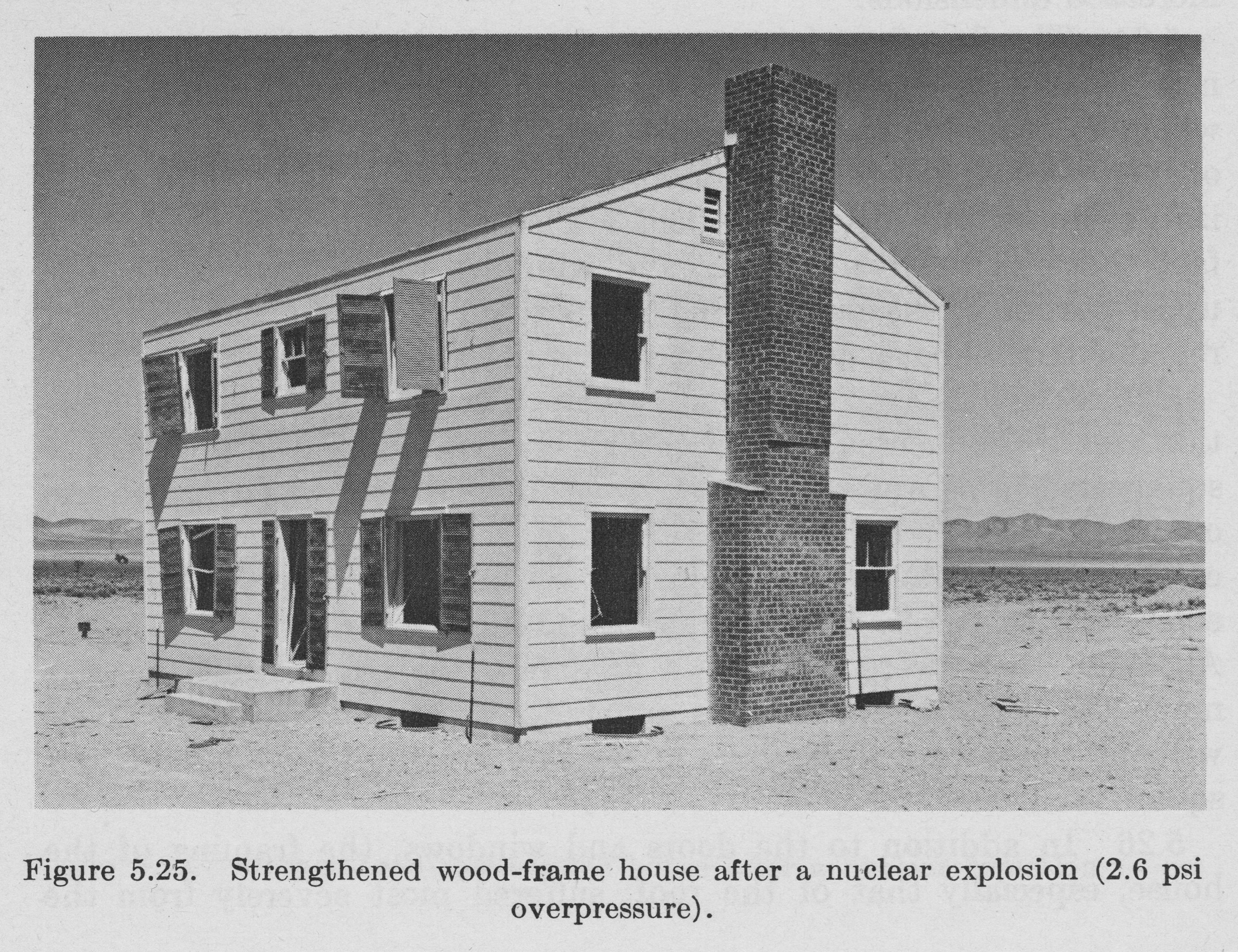 Maison en bois renforcée, exposée à une explosion nucléaire (Illustrations tirées de l’ouvrage The Effects of Nuclear Weapons, 1964)
