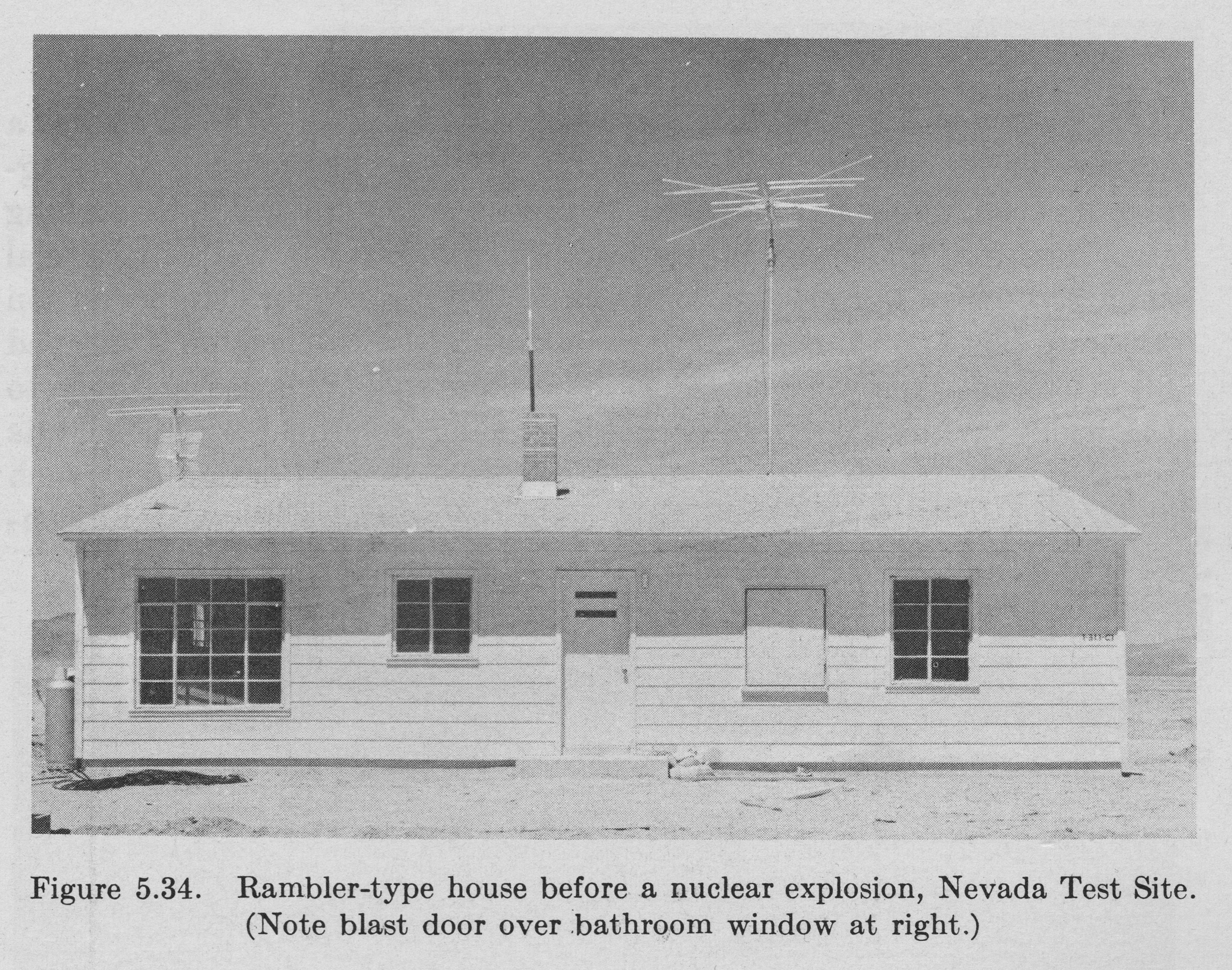Maison préfabriquée avant et après l’explosion (Illustrations tirées de l’ouvrage The Effects of Nuclear Weapons, 1964)