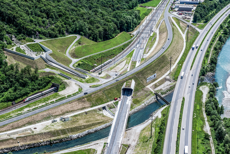 Offene Strecke der Alptransit-Gotthardachse bei Biasca.