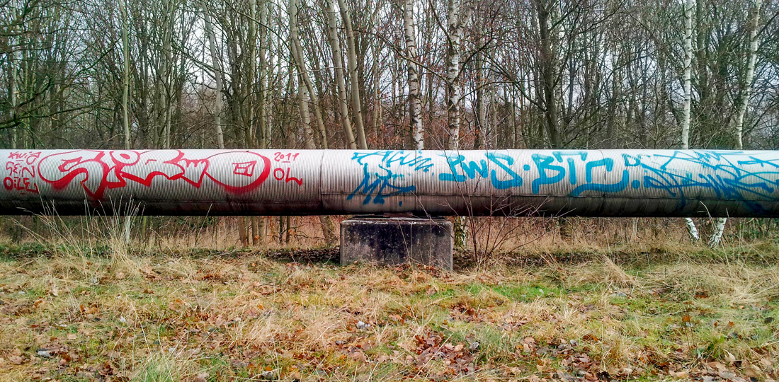 Überirdisch verlegte Fernwärmeleitung in Bremen.