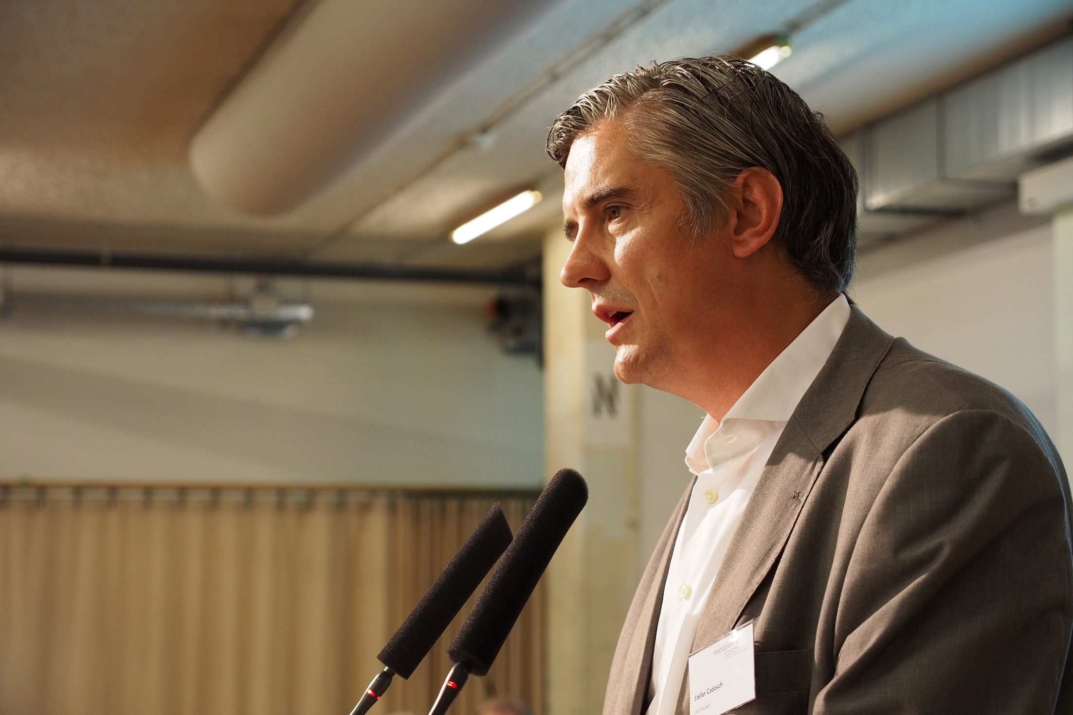 SIA-Präsident Stefan Cadosch wünscht sich eine kritischere und damit auch spannendere Auseinandersetzung in der Architektur- und Ingenieurbaukritik: «In der Schweizer ist man diesbezüglich mit samtenen Handschuhen unterwegs». (Foto: Christof Rostert)