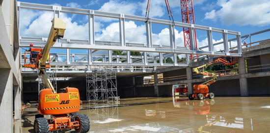 Montage der 30 t schweren Vierendeelträger. In der Trägerhöhe über der Schiesshalle werden diverse Nutzungen in einem 10.80 x 3.06 m Raster, ohne tragende Wände oder Fachwerkdiagonalen, untergebracht.