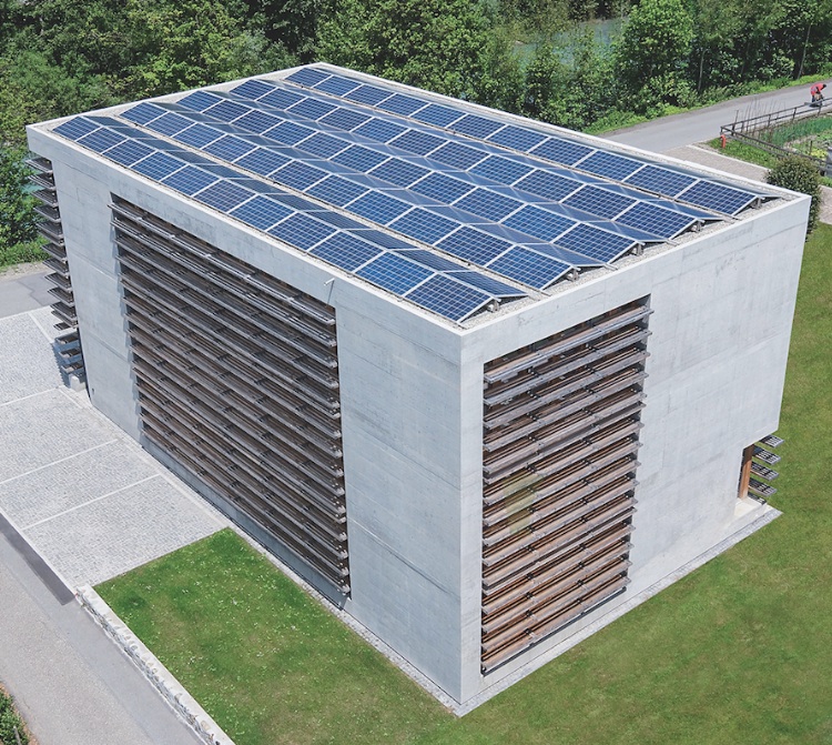 «Norman Foster Solar Award»-Preisträger 2015: Die Solaranlage auf dem Dach ist nur von oben zu sehen. Lamellen verschatten die Fenster und tragen zur guten Energiebilanz bei.