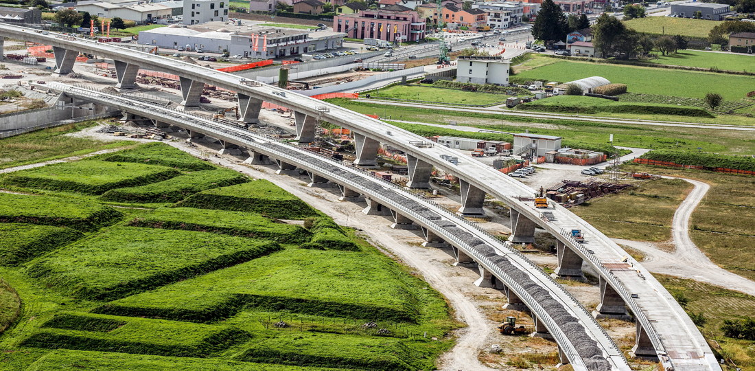 Der einspurige, ans Nordportal anschliessende Bahnviadukt, auf dem die Züge Richtung Norden fahren werden, verbindet den Ceneri-Basis­tunnel mit der SBB-Linie zwischen Bellinzona und Locarno (vgl. TEC21 41/2008, «Monte Ceneri»).