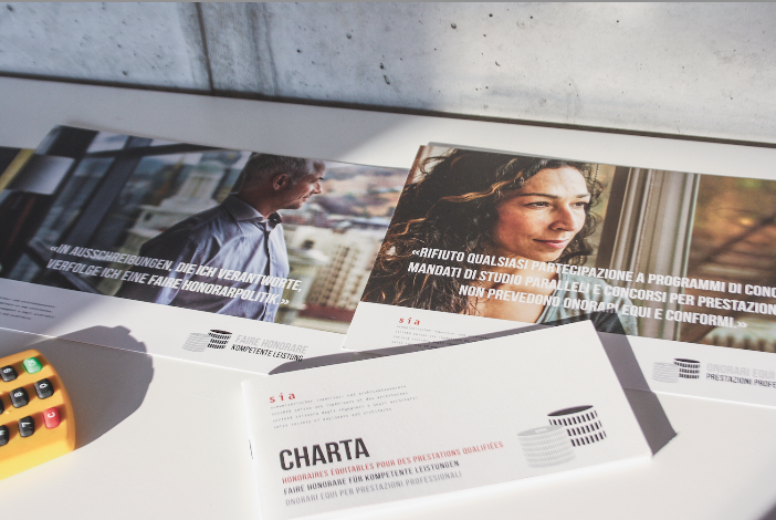 Zwei der versandten Imagemotive und das Booklet mit dem Wortlaut der Charta.