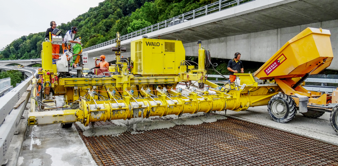 Einbau einer bewehrten, 50 mm dünnen UHFB-Schicht zur Verstärkung und Ab­dichtung.