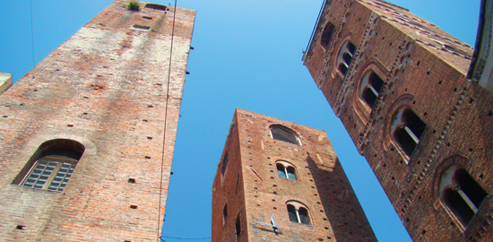 Diese mittelalterlichen Mauerwerkstürme ragen in Albenga, Ligurien, in den Himmel.