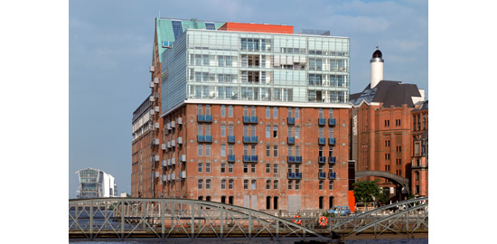 Stadtlagerhaus an der Elbe in Hamburg: Das ehemalige Speicher- und Silogebäude aus dem 19. Jahrhundert wurde im Jahr 2001 aufgestockt.
