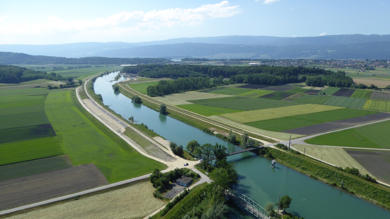 Luftbild Hagneckkanal: Auf der linken Kanalseite unterhalb der Walperswilbrücke sieht man die 300 m lange Überlastsektion mit der erodierbaren Dammkrone, auf der rechten Seite vor dem Wald das Epsemoos mit dem neuen Seitenarm.