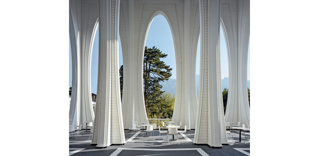 Eine Referenz kann weit über den Ort hinausweisen: Im Fall der Tamina Therme in Bad Ragaz von Smolenicky &amp; Partner sind dies die Ressorts der vorletzten Jahrhundertwende, die von Davos bis Brighton gebaut wurden. Die Verfremdung typischer Elemente dieser Epoche führt zur höchst eigenwilligen Poesie, die der Analogen Architektur eigen ist.