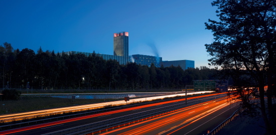Saubere Energie: die Kehrichtverwertungsanlage Bern Forsthaus von Graber Pulver Architekten, gleich neben der Autobahn gelegen.