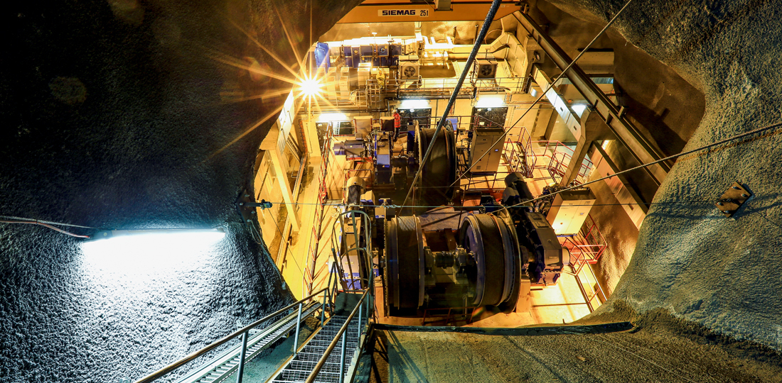Arbeiten am Gotthard-Basistunnel: Blick in den Schrägschacht, der die ­Windenkammer mit der Schachtglocke verbindet.