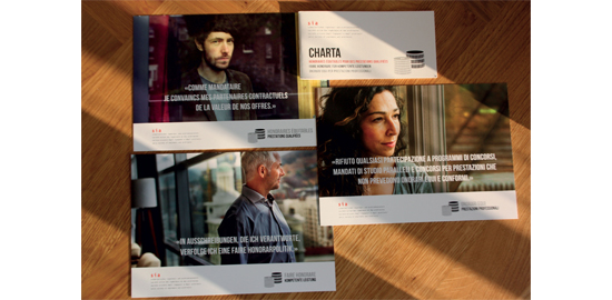 Les cartes postales expédiées et le guide de poche avec le libellé de la charte.