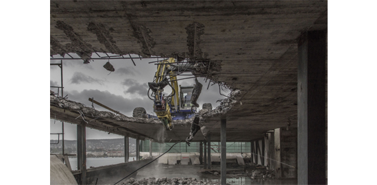 L’excavatrice grignote l’acier et le béton : démolition en 2013 du bâtiment Swiss Re zurichois érigé en 1969