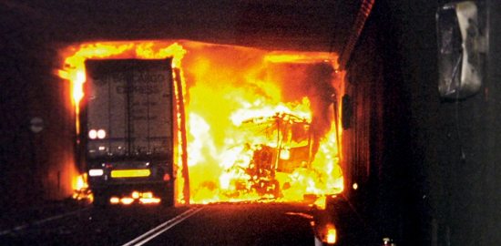 Lastwagenbrand im Gotthardtunnel am 24. Oktober 2001.