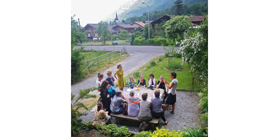 Die Reiseteilnehmerinnen an einer der Führungen zu Tourismus und Ortsbildpflege.