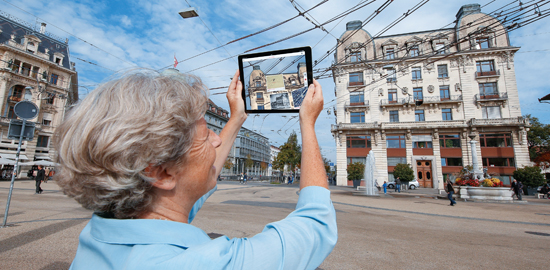 Gemeinderätin Barbara Schwickert testet Swiss Squares am Zentralplatz in Biel.