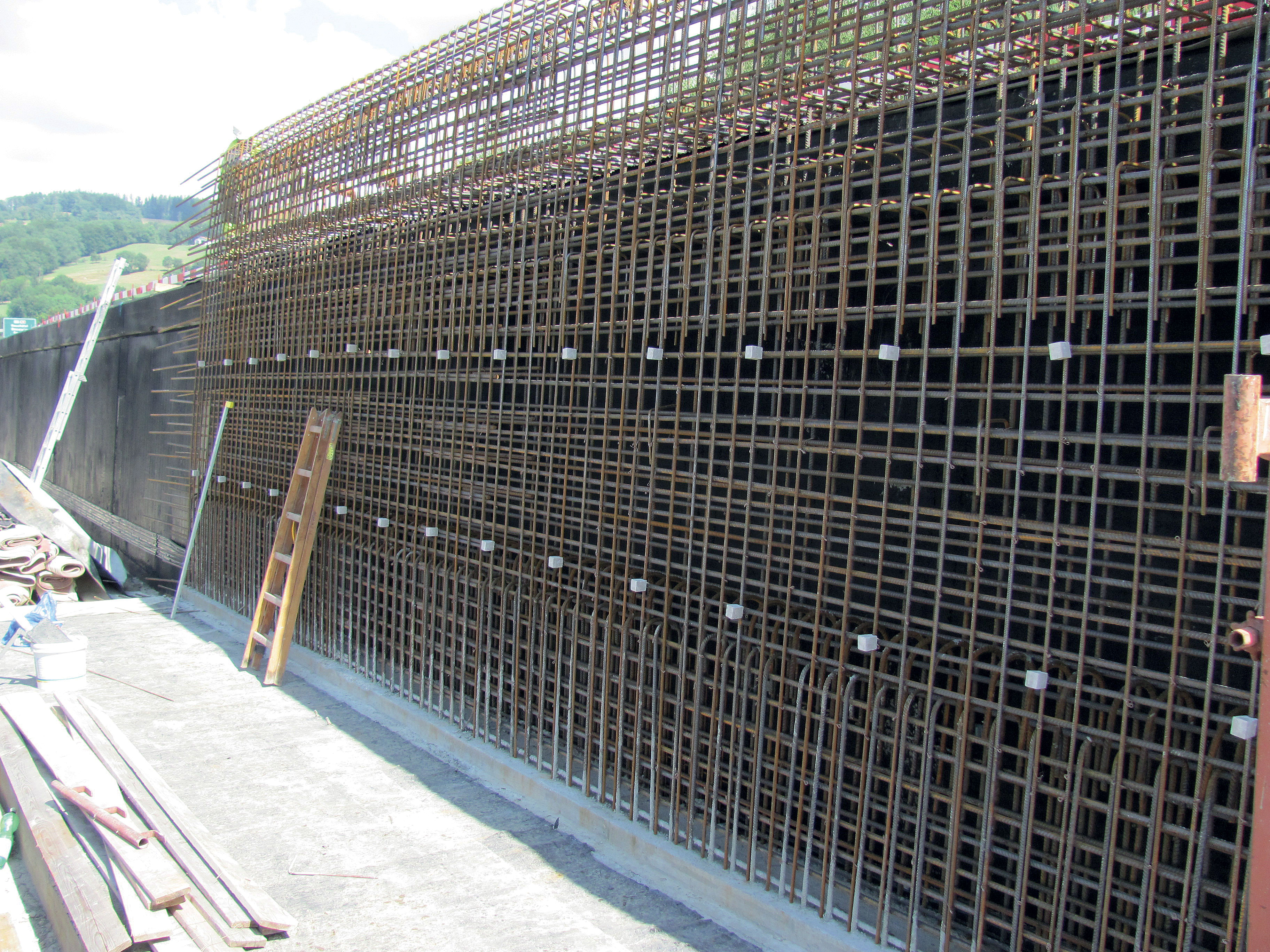 A9 – Perraudettaz : renforcement d’un mur central à semelle avant par un nouveau mur semelle. Vue de l’armature du parement, de la cravate au joint semelle/parement et du rehaussement faisant office de parapet