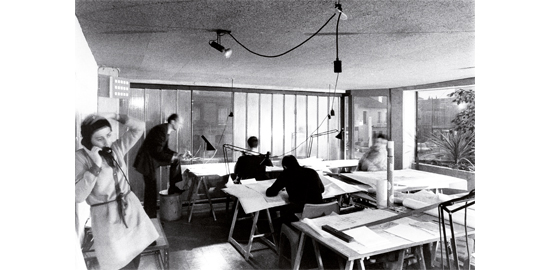 Paul Chemetov et Jean Deroche. Atelier d’urbanisme et d’architecture, Bagnolet, 1968. La salle de dessin. Annie Tribel au premier plan et Jean Perrottet en arrière-plan