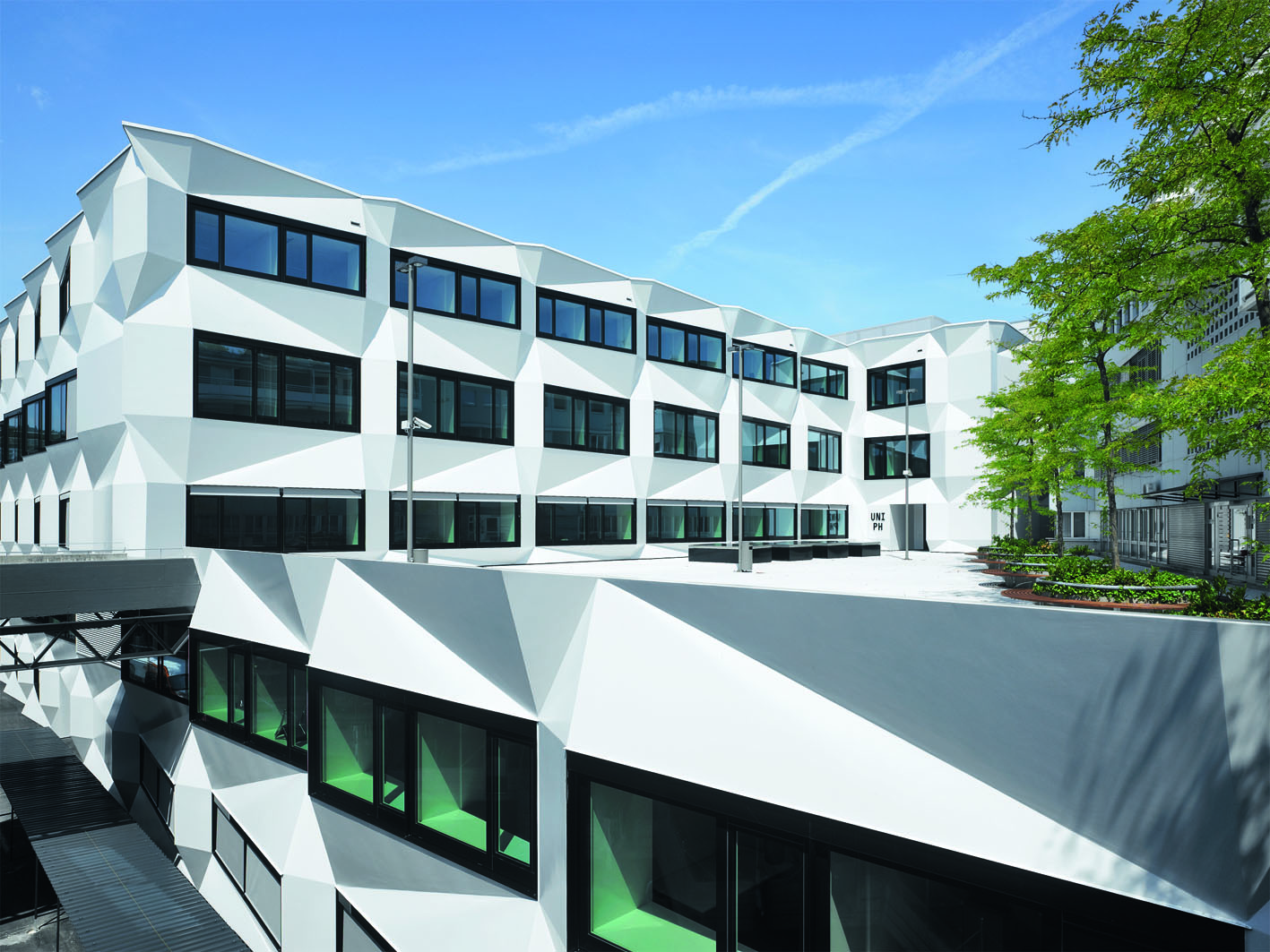 Passage zwischen dem rückwärtigen Parkhaus und der Frohburgstrasse. An Süd-West- und Ostfassade reichen die Fassadenelemente bis auf den Boden und entfalten die Wirkung als Verkleidung. Gereinigt werden muss die Fassade einmal im Jahr