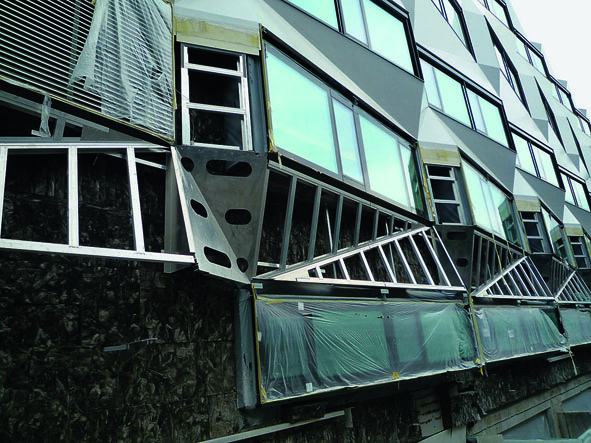 Übersicht über die fertig versetzte und ­justierte Aluminiumunterkonstruktion der ­Fassade