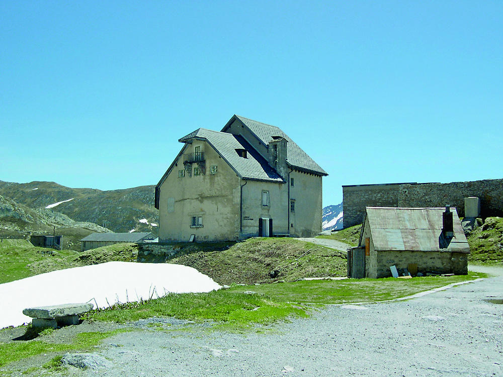 Altes Hospiz vor dem Umbau im Jahr 2005. Das Doppelhaus deutet die beiden Nutzungen an