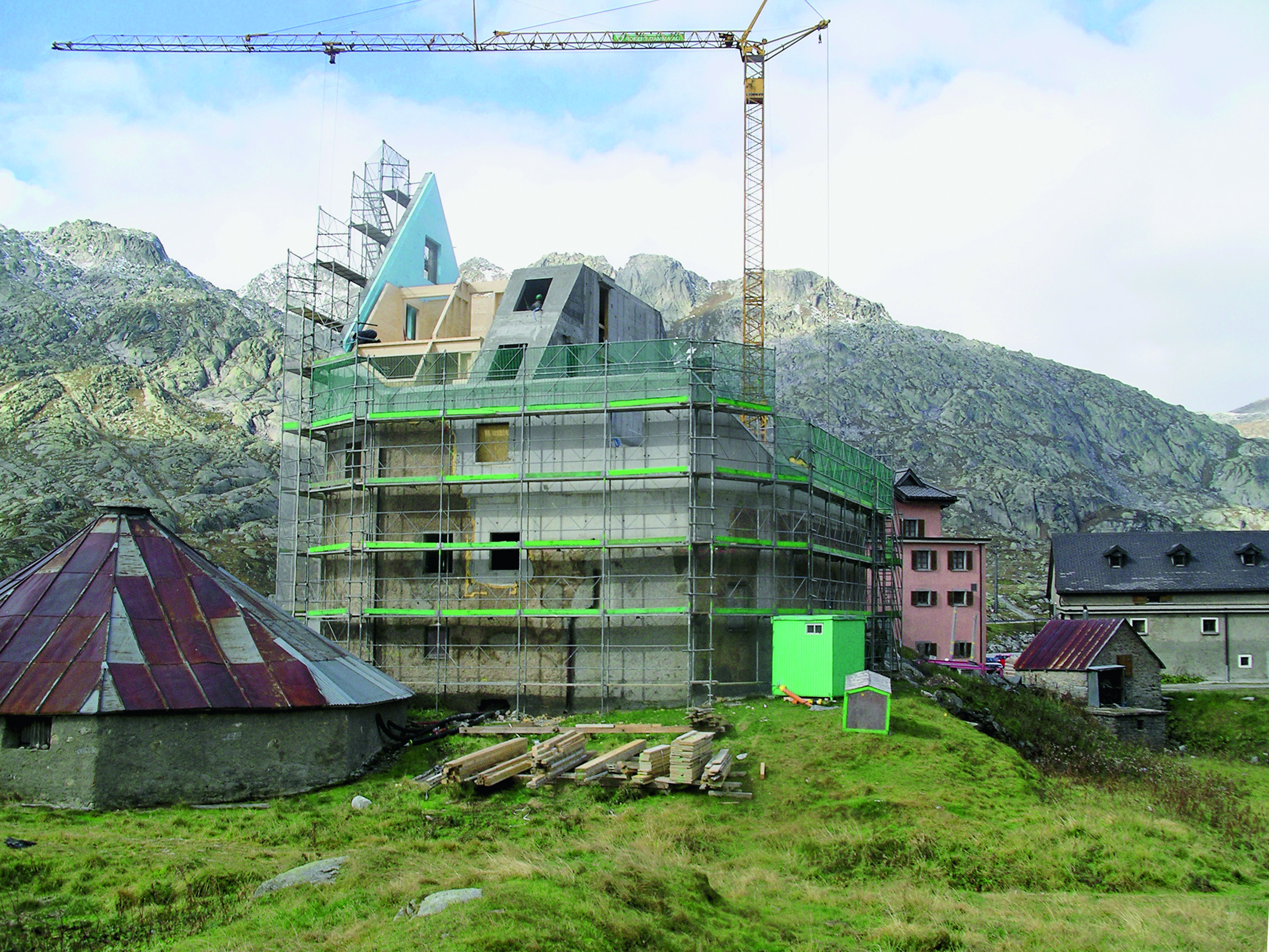 Die Rohbauetappen der Holzeinbauten wurden unabhängig voneinander hochgezogen