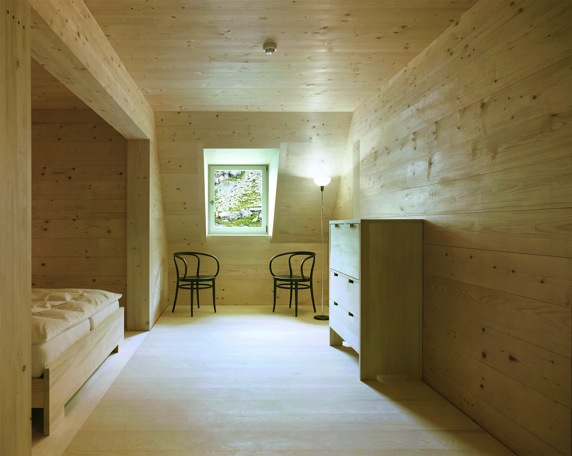 Gästezimmer mit sichtbarer Tragkonstruktion und flächig eingesetzter Schalung