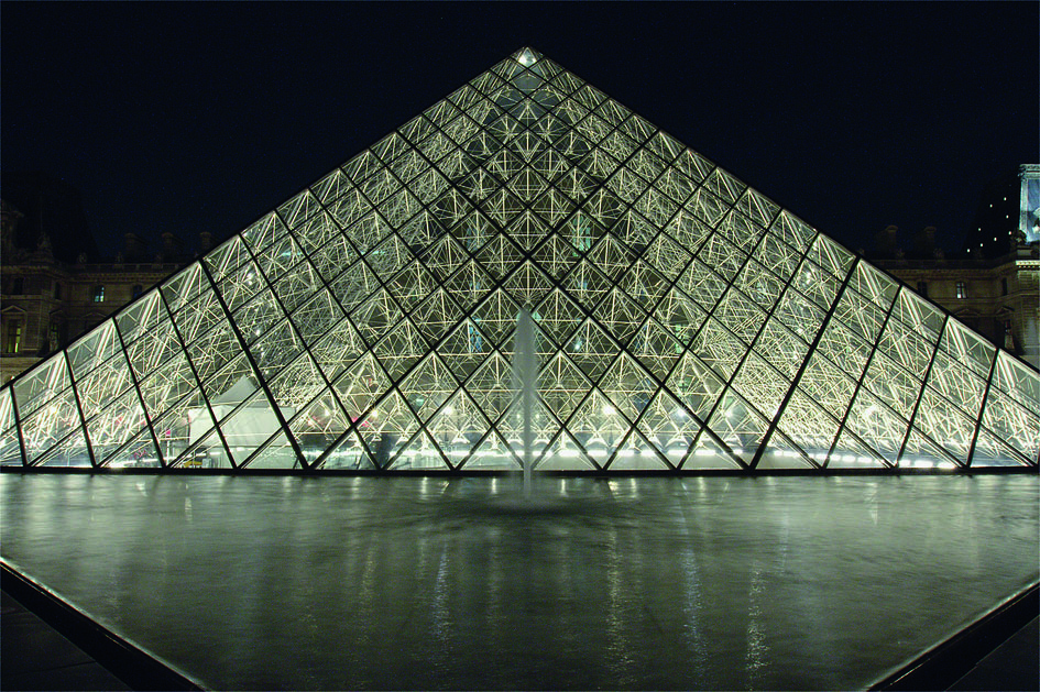 Bei den Eingangspyramiden des Louvre ­wurden 4200 Halogenleuchten durch 3200 LED ersetzt. Damit soll das Museum 73?% Energie sparen