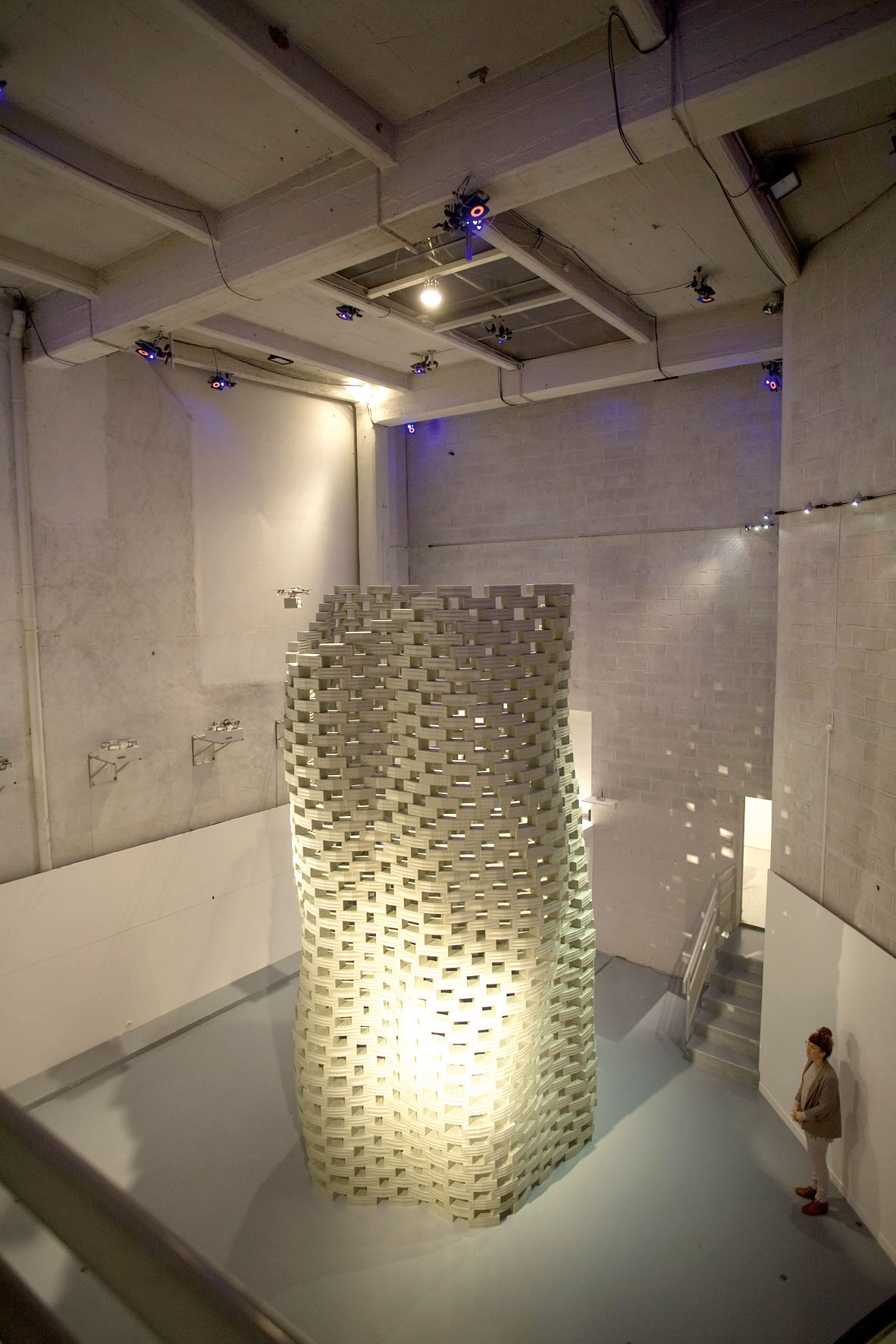 Flight assembled Architecture» nennen Gramazio?&amp;?Kohler ihre Ausstellungsinstallation, die sie gemeinsam mit dem Robotikspezialisten Raffaello D Andrea für das FRAC Centre, Orléans entwickelt haben