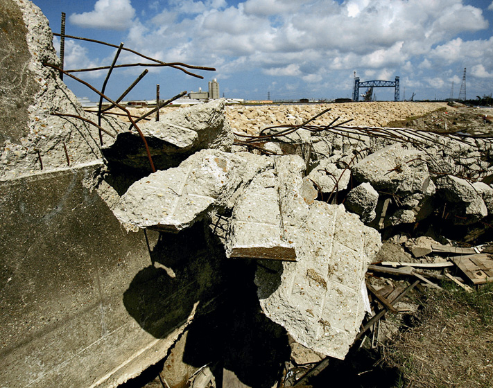 Schadenbild am Industriekanal: von der Flut zerrissene Flutschutzmauer aus Eisenbeton; im Hintergrund der neue Damm