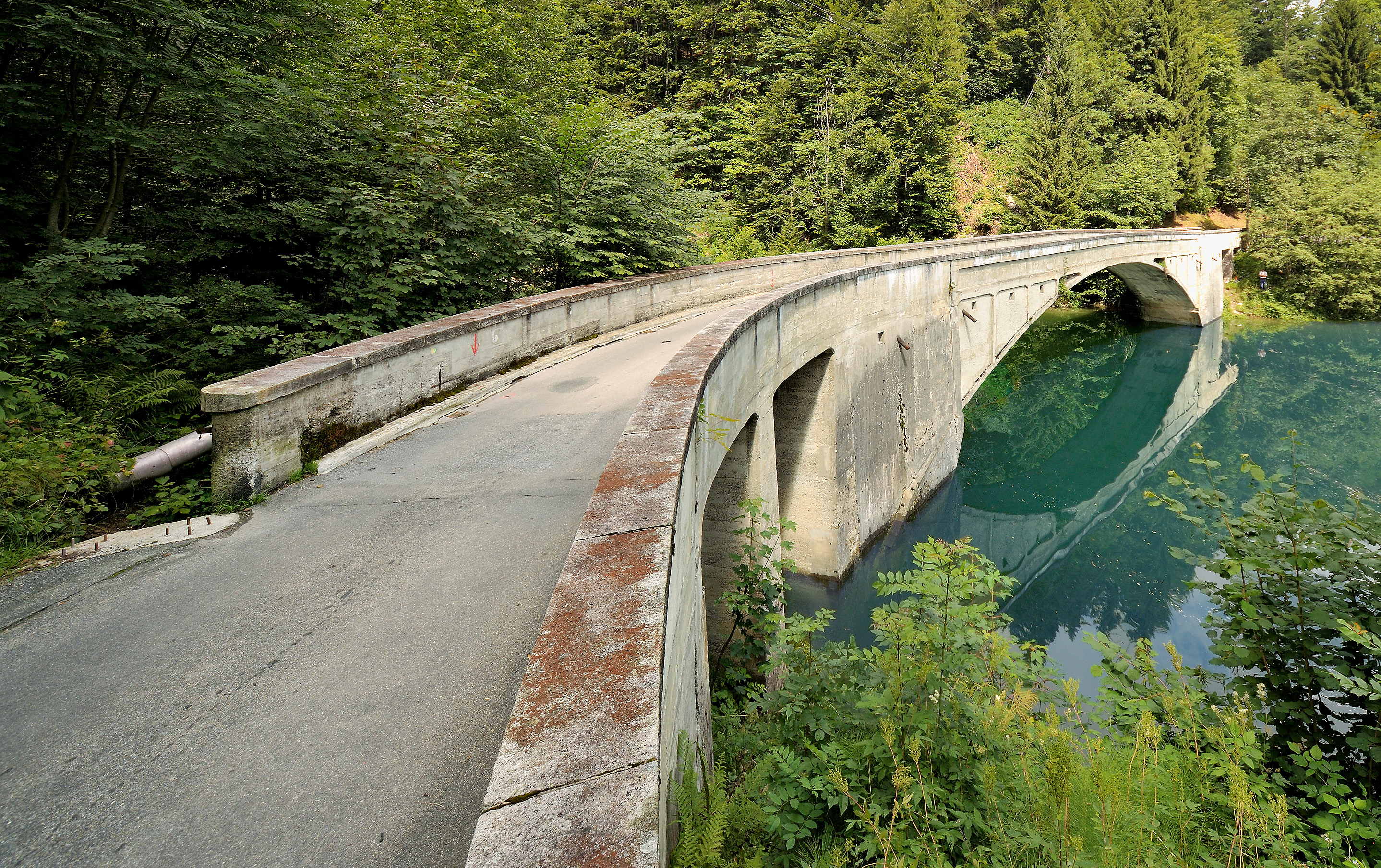 Die Schrähbachbrücke am Wägitaler See gegenüber Innerthal direkt neben dem Staudamm
