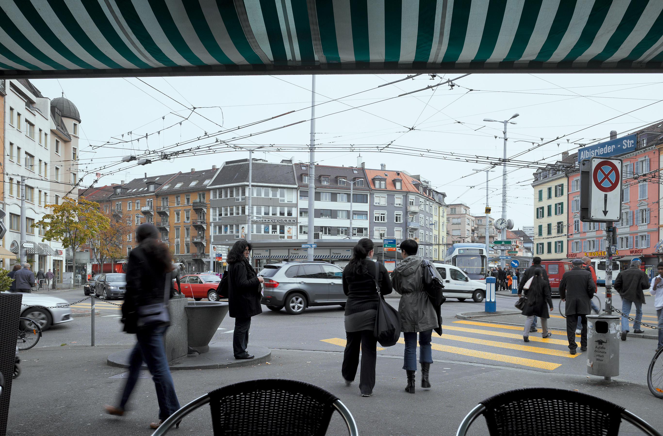 Blick aus dem Boulevardcafé auf den Albisriederplatz in Zürich