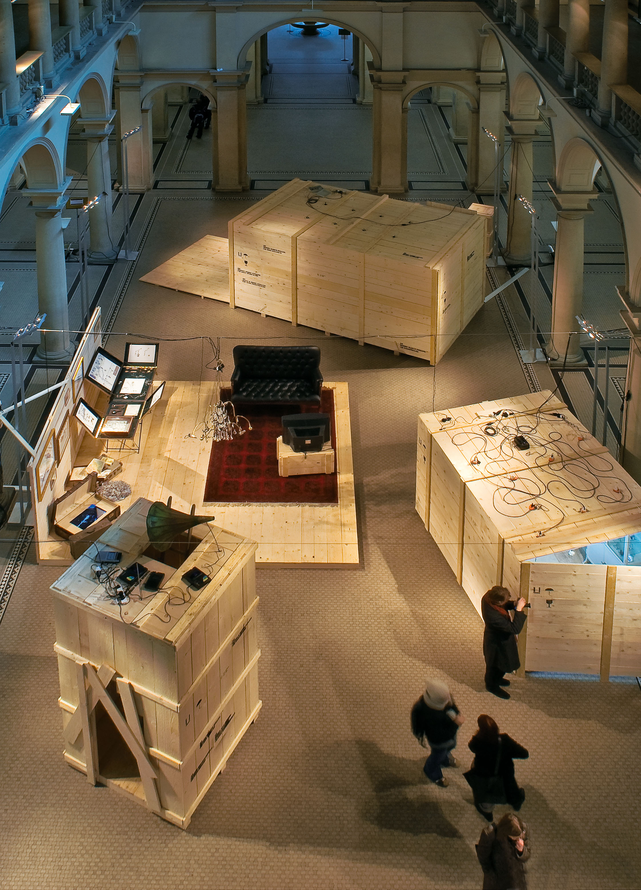 «The Lost Space of Stiller» in der Haupthalle der ETH Zürich im Februar 2009. Eine lineare Chronologie, in der die Einheiten zu begehen sind, existiert nicht