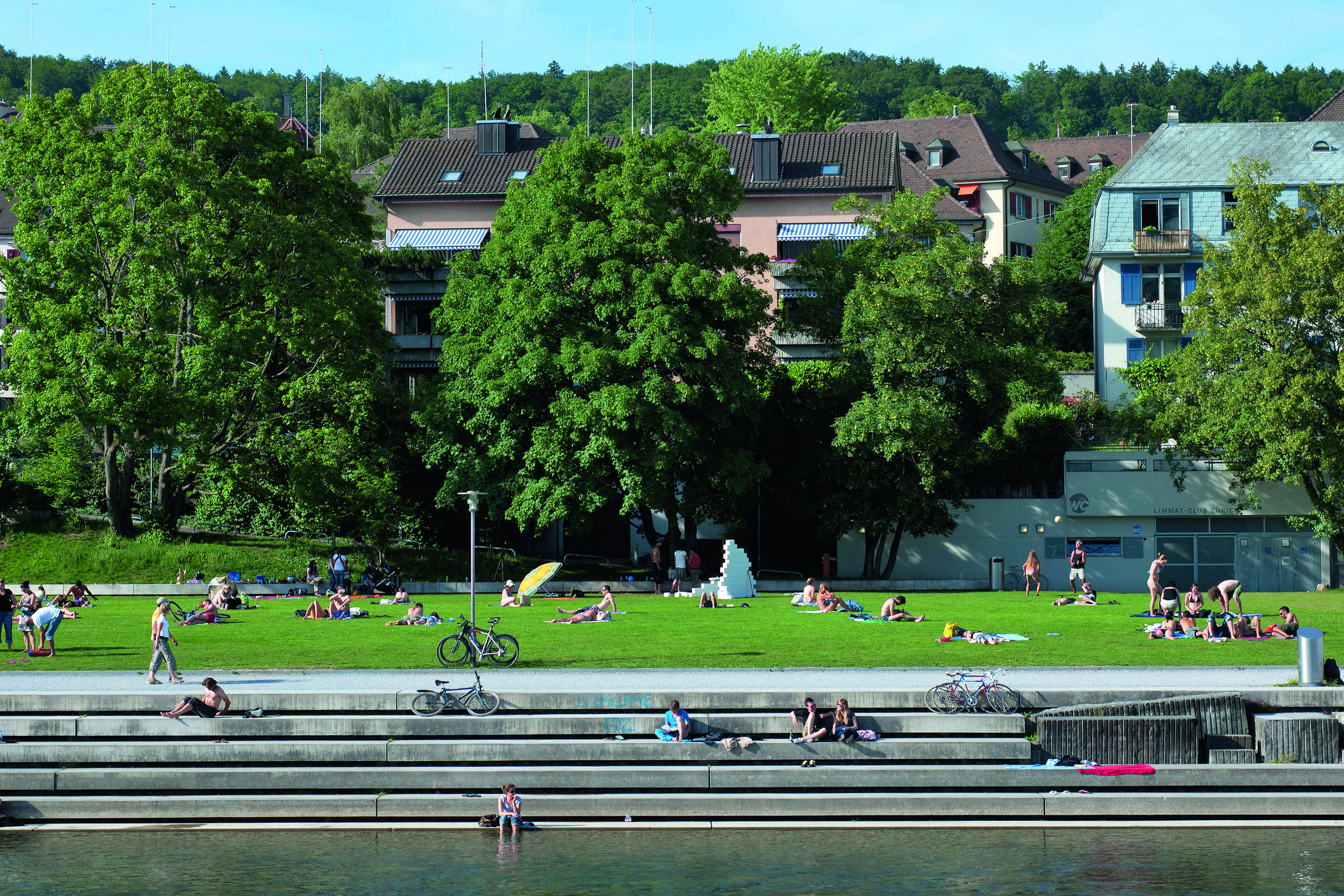 Im Agglopark sollen sich städtisch geprägte Bereiche wie der 2004 neu gestaltete Wipkingerpark mit naturnahen Abschnitten wie hier beim Kloster Fahr abwechseln, um Raum für verschiedene Erholungsbedürfnisse zu schaffen