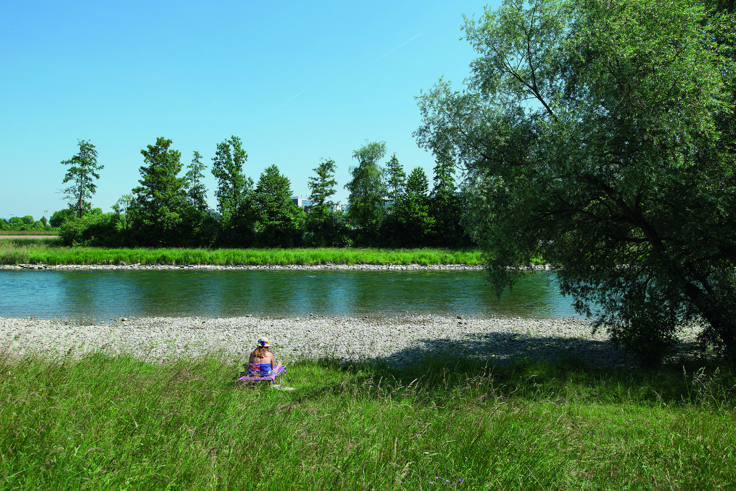 Im Agglopark sollen sich städtisch geprägte Bereiche wie der 2004 neu gestaltete Wipkingerpark mit naturnahen Abschnitten wie hier beim Kloster Fahr abwechseln, um Raum für verschiedene Erholungsbedürfnisse zu schaffen