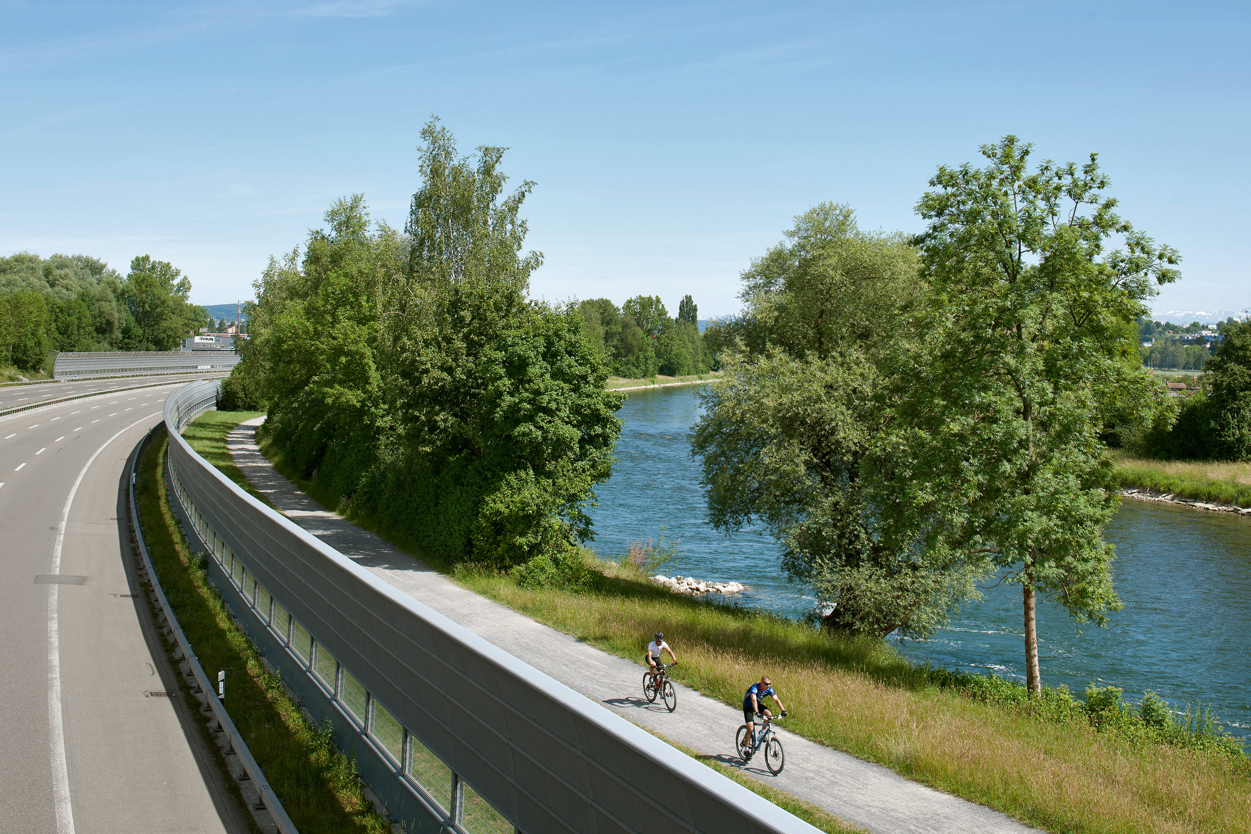 Natur, Freizeit und Verkehr parallel auf ­engem Raum: Limmatuferweg und A1 bei ­Unterengstringen
