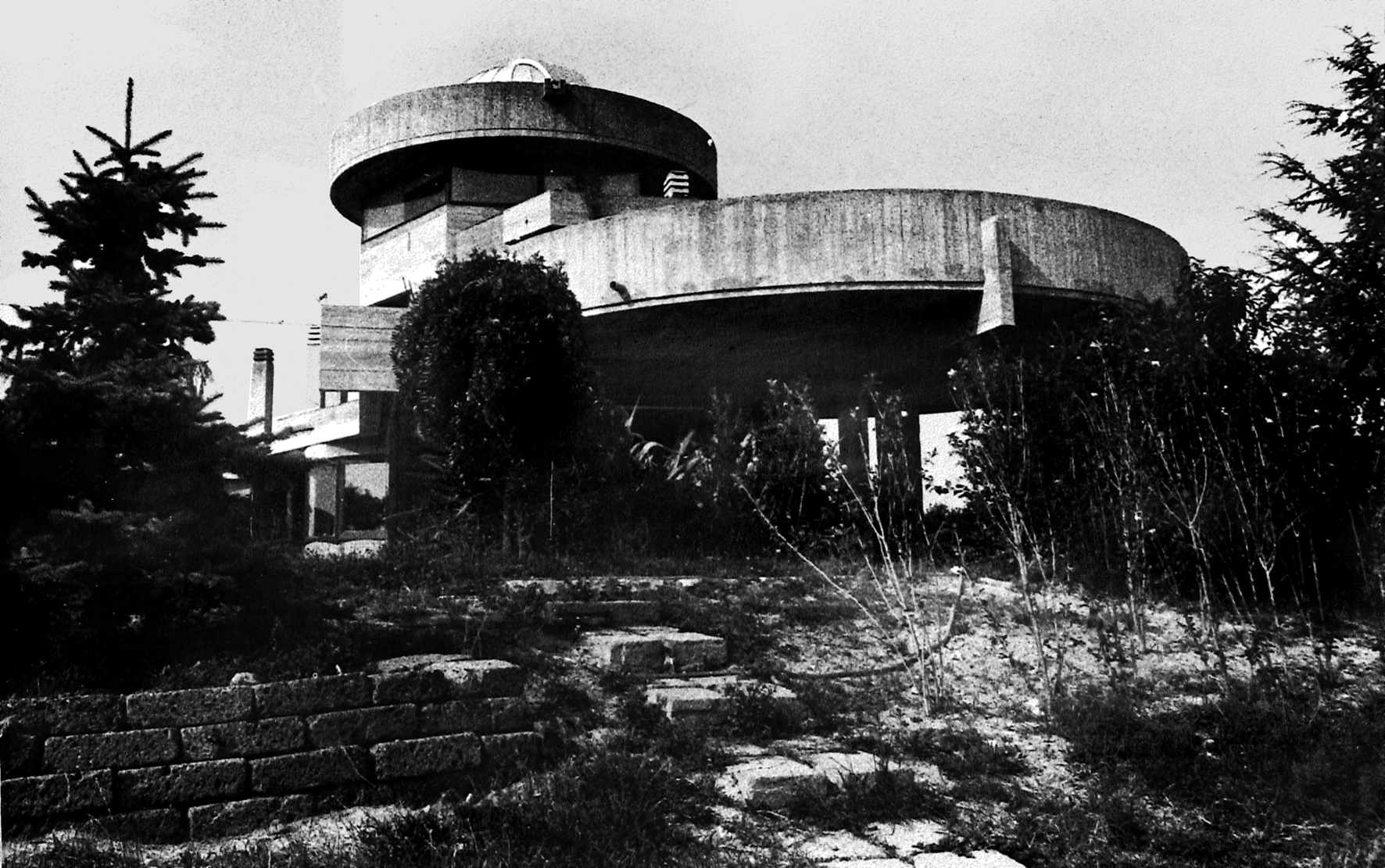Der Astronomie gilt zeitlebens Musmecis Passion. 1975 verwirklicht er sich seinen Traum in der von seiner Frau Zenaide Zanini architektonisch gestalteten Villa auf dem Hügel von Formello nördlich von Rom eine Sternwarte par excellence