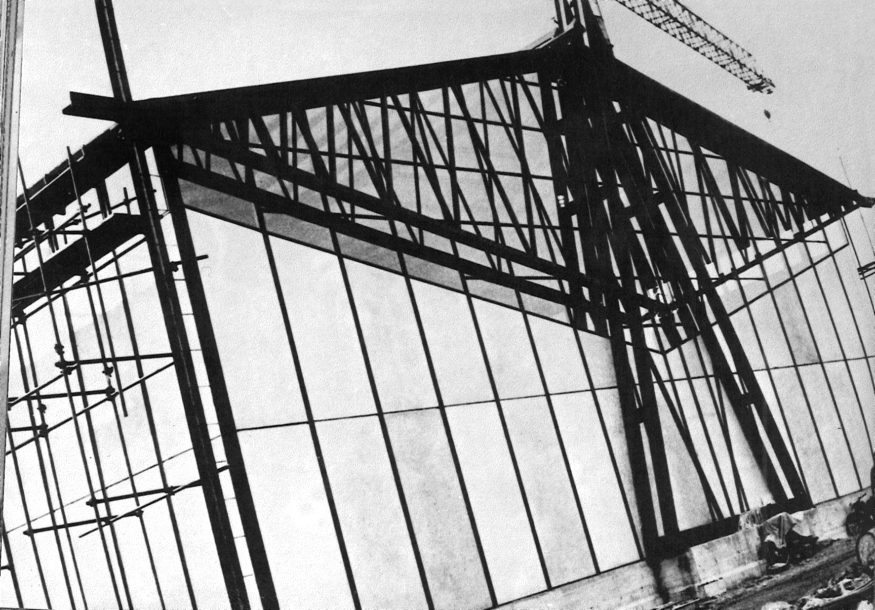 Centrale E.N.E.L., 1964 (Architektur: Zenaide Zanini): Das Gebäude besteht aus zwei gegeneinander verschobenen, ineinander verschränkten Baukörpern mit rechteckigem Grundriss und symmetrischem Firstdach